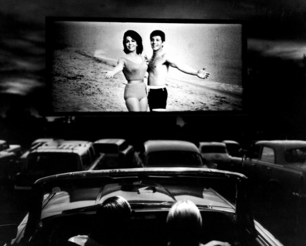 Cinemas drive-in nos EUA atraem público jovem com apelo à nostalgia e  sessões 'românticas' a céu aberto, Cinema